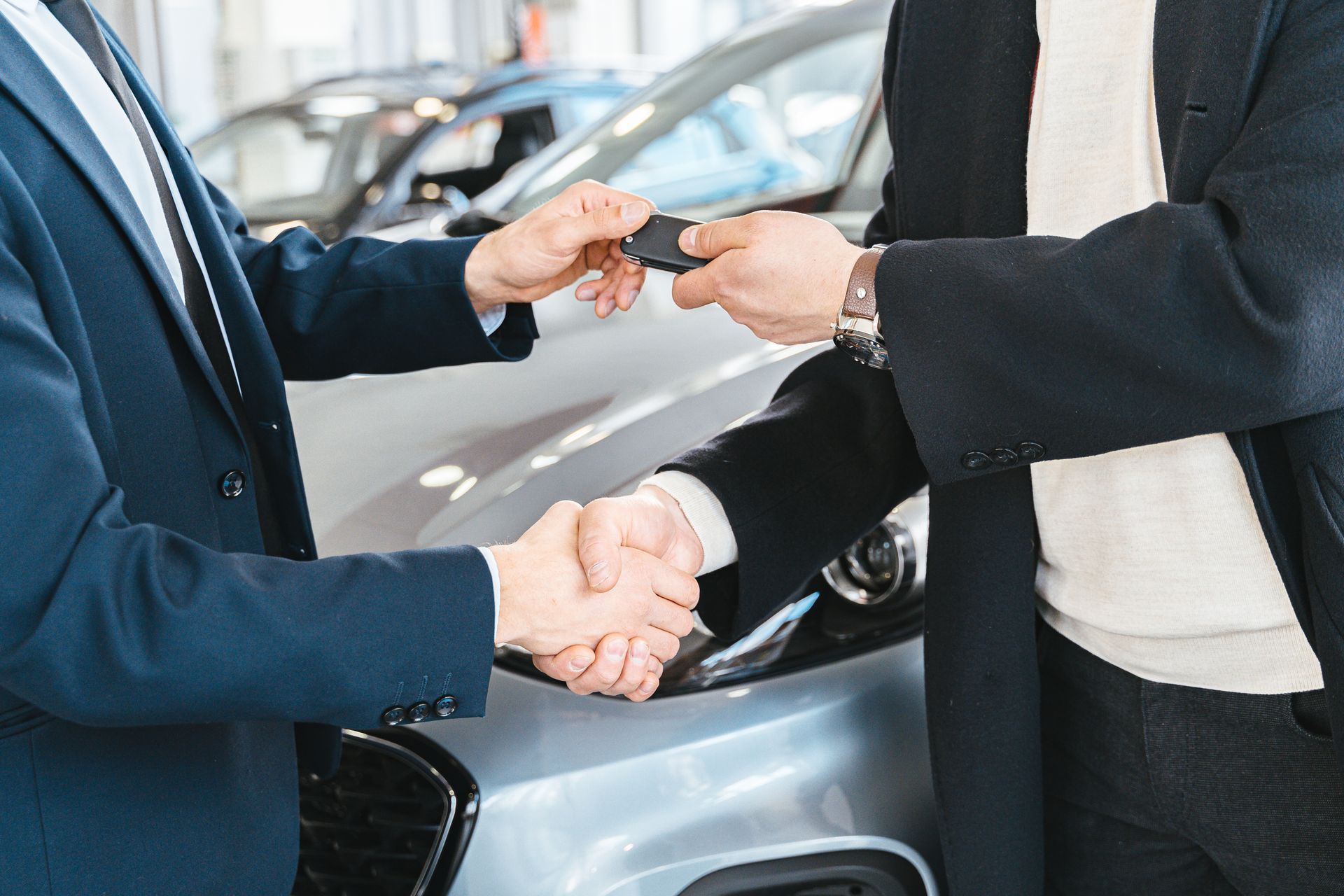 ACU member receiving keys to a vehicle found by the Auto Concierge service