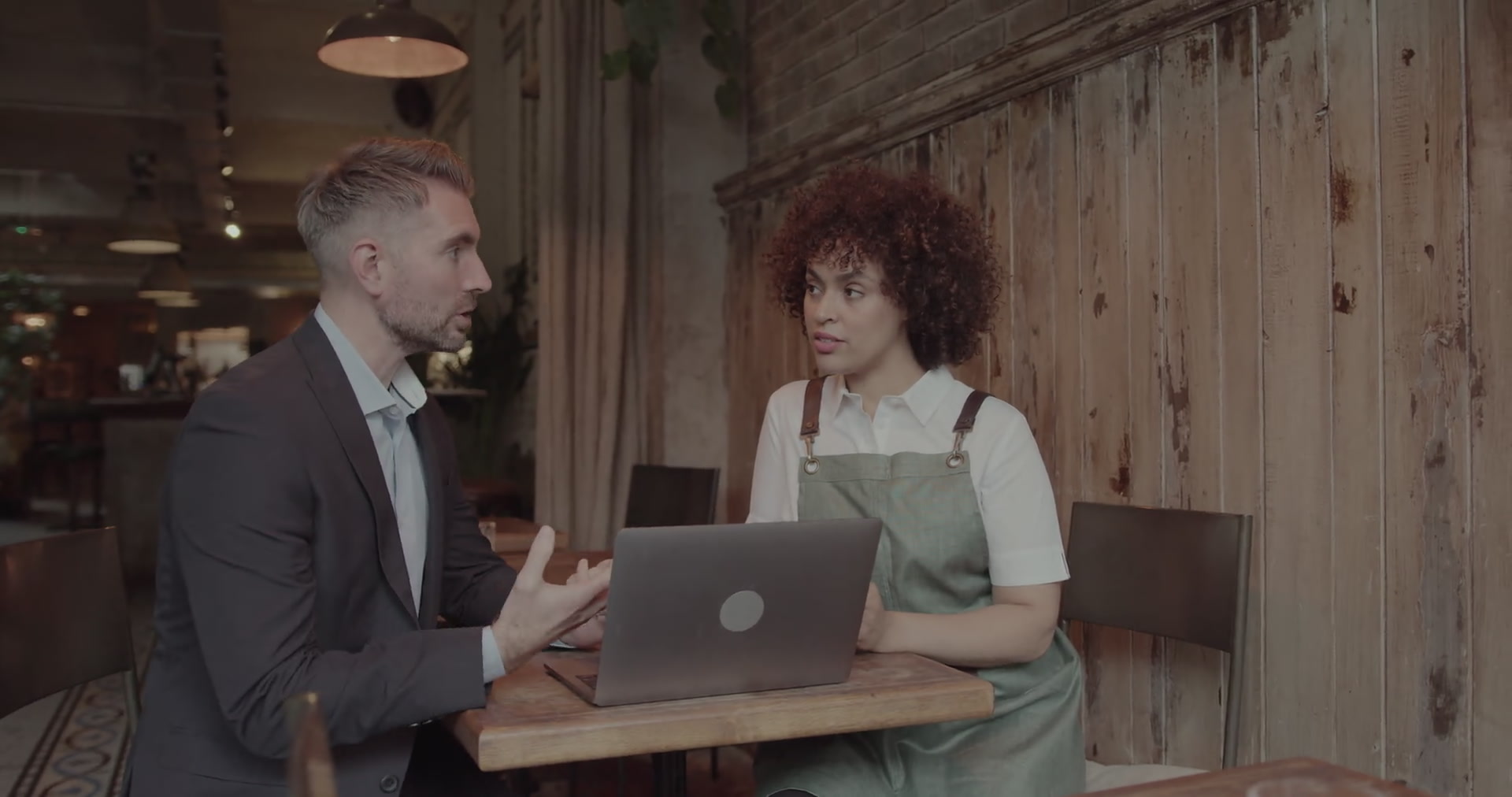 Advisor meeting a restaurant owner in her cafe