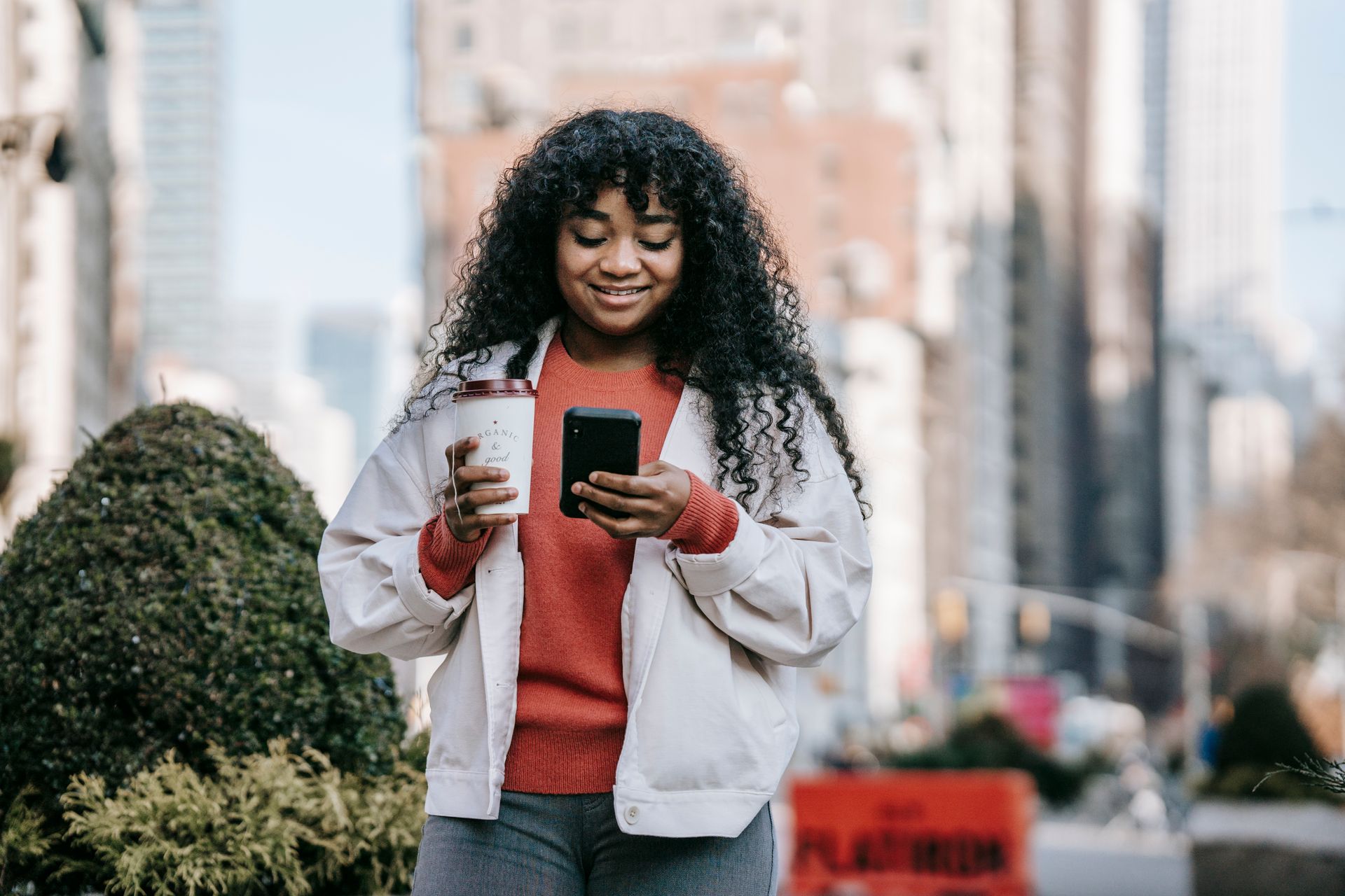 ACU member sending money with Zelle on a smartphone
